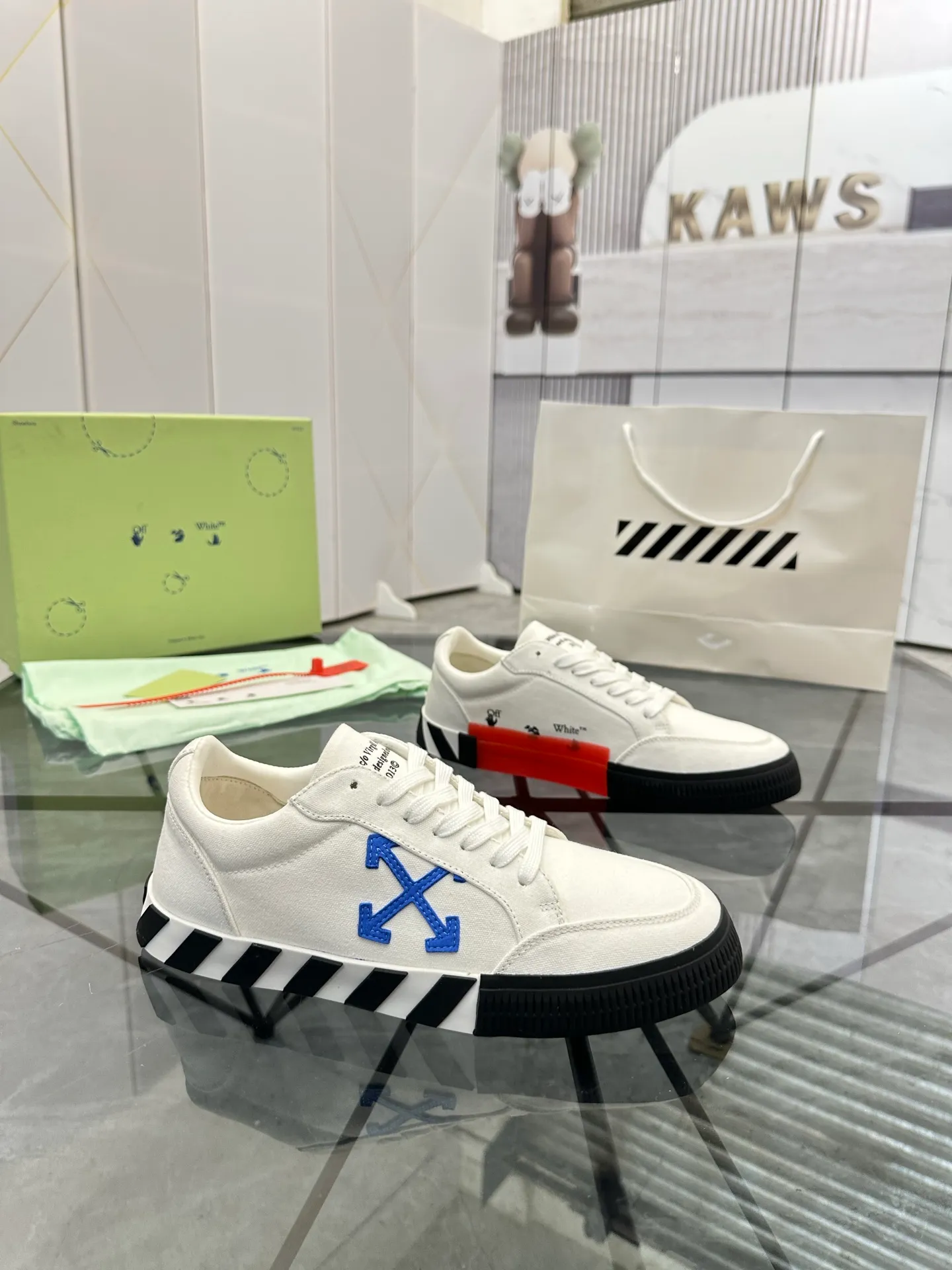 Selling men's shoes 💰: 💰P440¥ Product trademark: OFF WHITE *"OFF WHITE*" low-top casual shoes Regular size: 35-45 (can be customized to 46) Couple style Product materials: Original fabric from the upper counter, breathable lining, original outsole. No.: H203